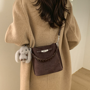 爱依服麂皮绒手拎包包女式新冬复古小众轻奢高级感单肩斜挎水桶包
