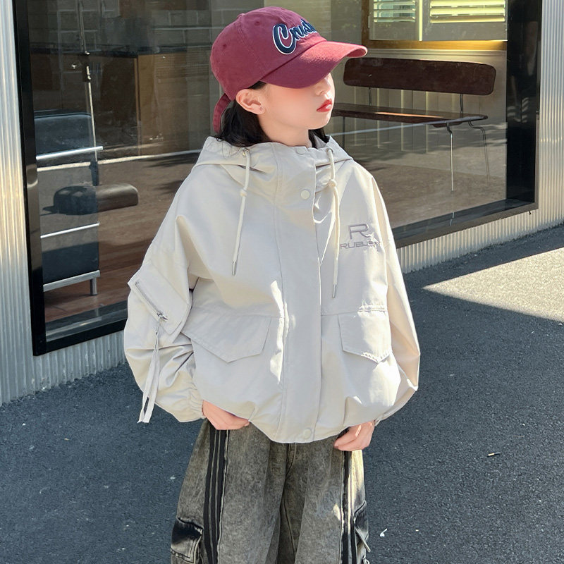 2026长袖薄款休闲风连帽拉链外套女童春秋长袖米色印花夹克上衣潮