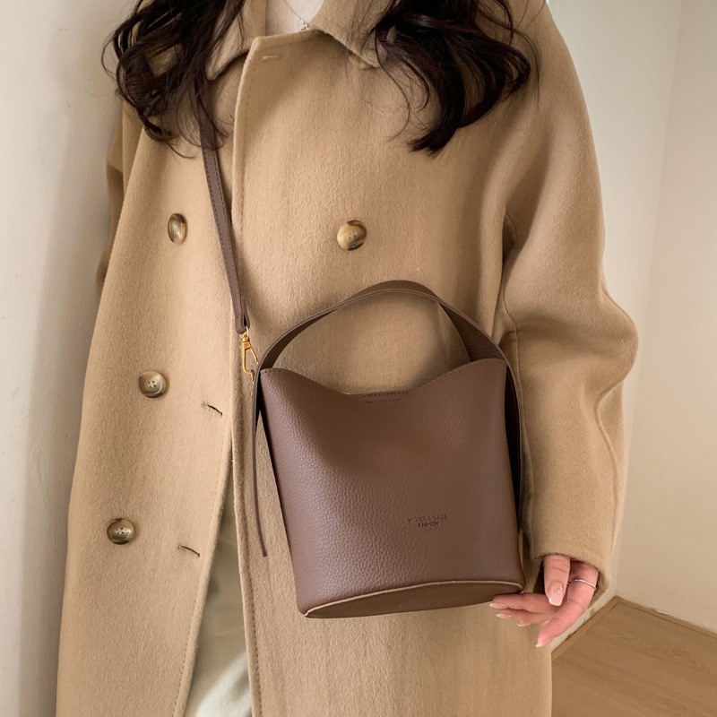 软皮水桶包女士2025新款质