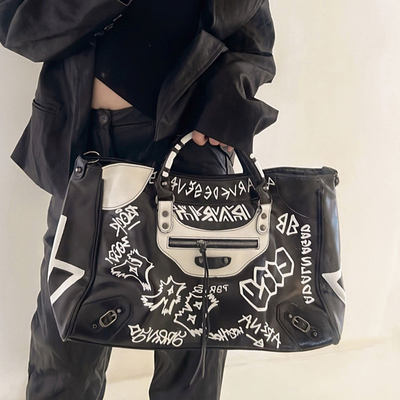涂鸦机车包女2025新款朋克铆钉旅行健身包通勤托特包潮街头辣妹包