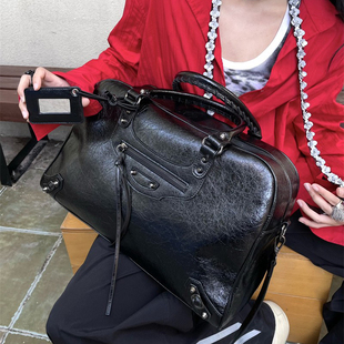 软皮爆裂纹旅行包2026新款手提健身包登机行李包铆钉朋克风机车包