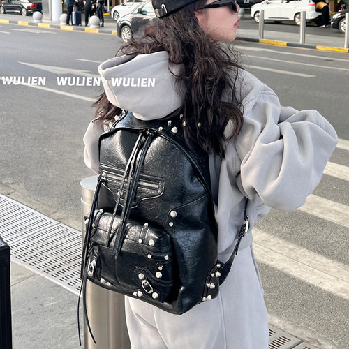 爆裂纹铆钉双肩包2026新款油蜡皮旅行书包大容量街头辣妹机车背包