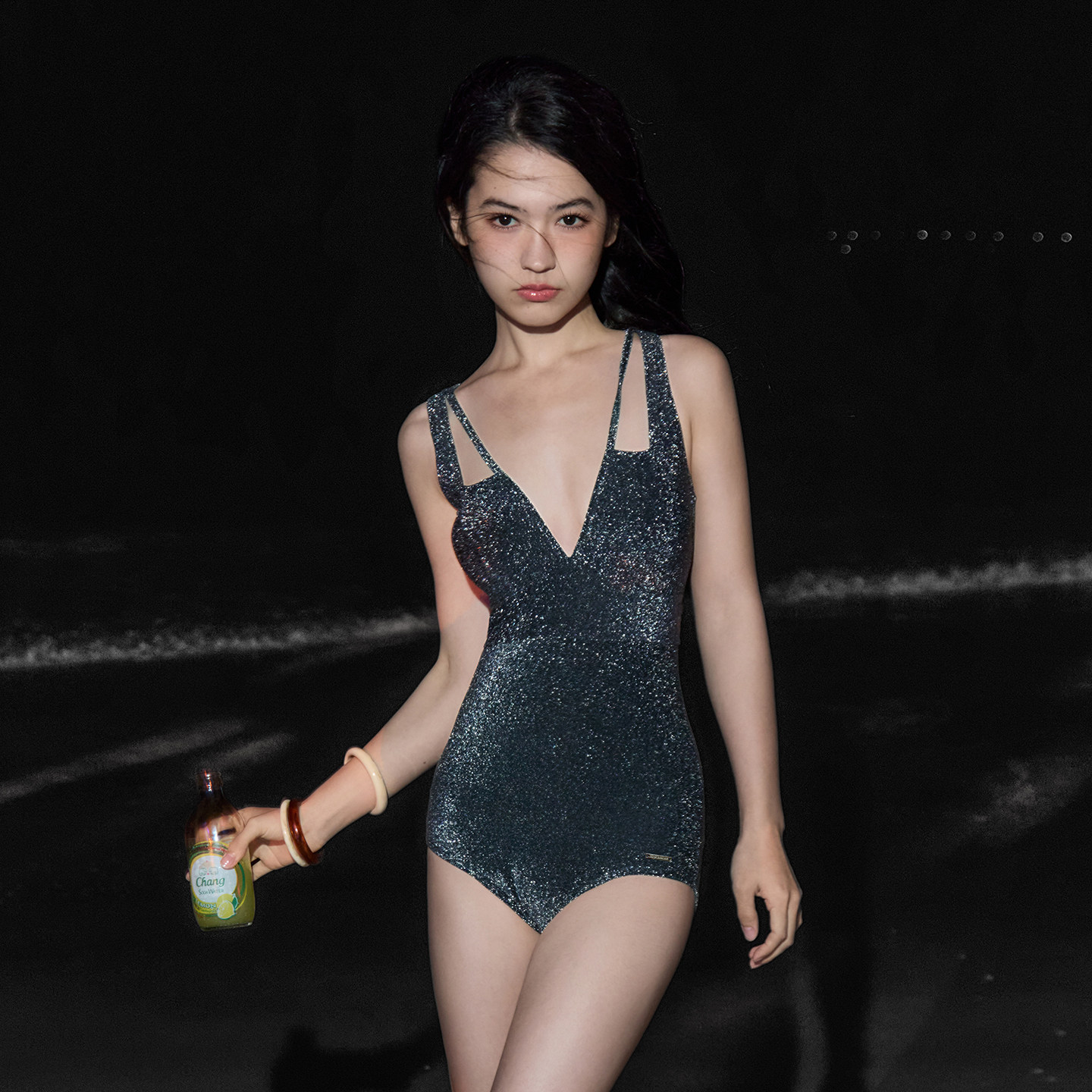 三奇低V性感绝美泳衣女2025新款海边度假泡温泉显瘦三角连体泳装