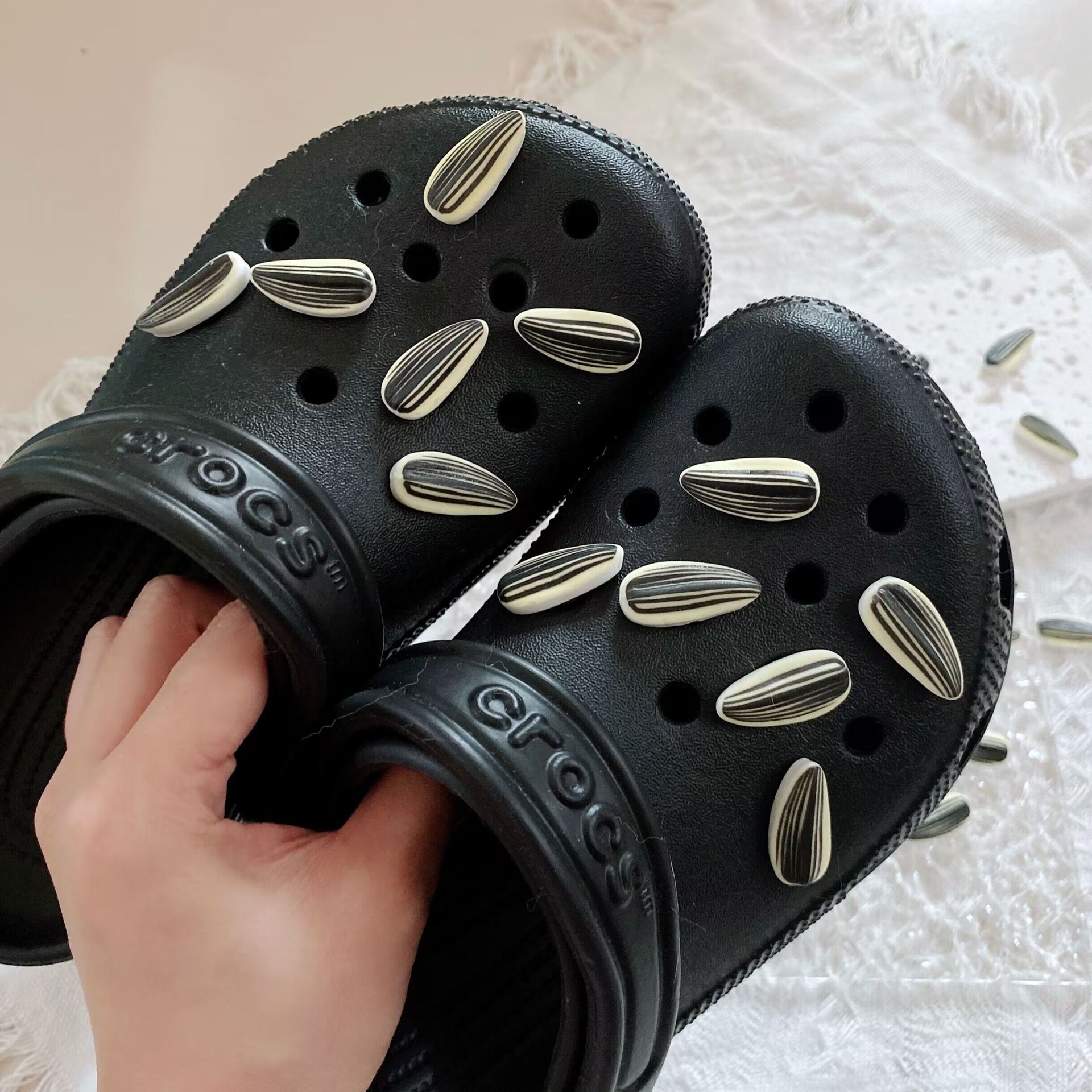 可爱搞怪仿真瓜子洞洞鞋鞋花鞋扣爆米花crocs配饰diy装饰配件