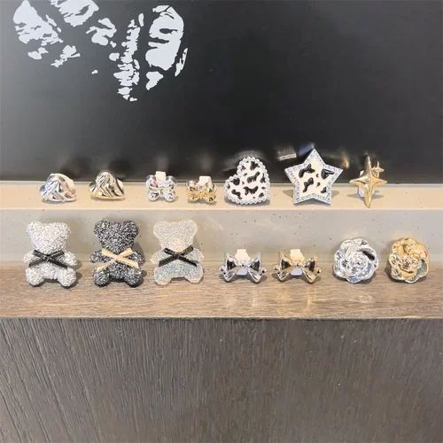 新款高级感砂糖小熊鞋带扣超闪碎钻蝴蝶结银灰奶牛爱心鞋花芭蕾风