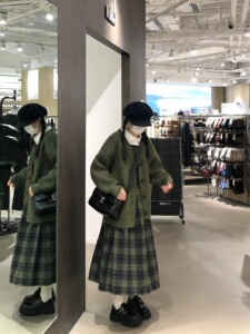 秋冬季小个子茶系穿搭绿色毛衣格子背带连衣裙慵懒风两件套装