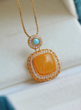 天然满蜜老蜡小方牌吊坠S925银镶嵌鸡油黄蜜蜡方糖吊坠简约项链