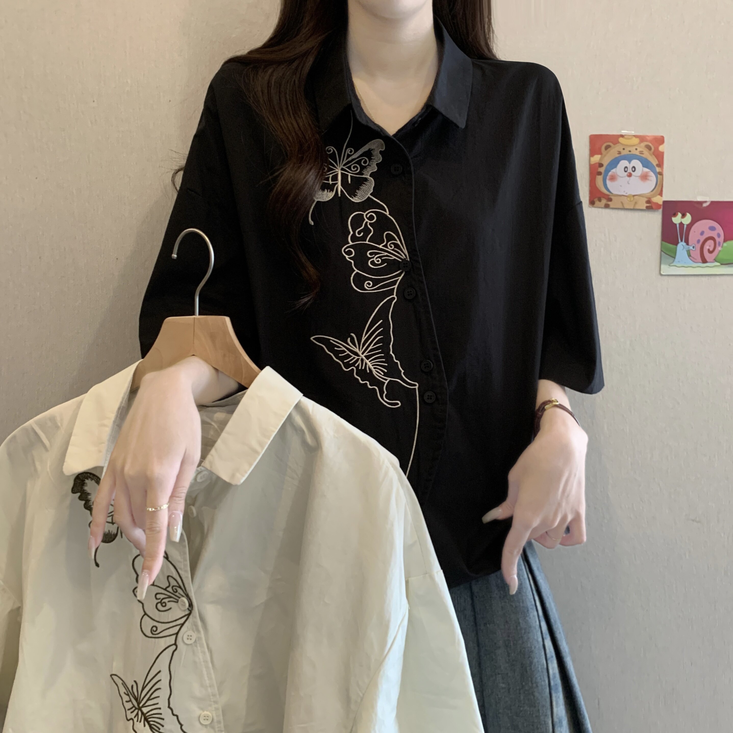 大码女装韩版不规则绣花撞色蝴蝶衬衫胖妹妹宽松遮肚短袖上衣