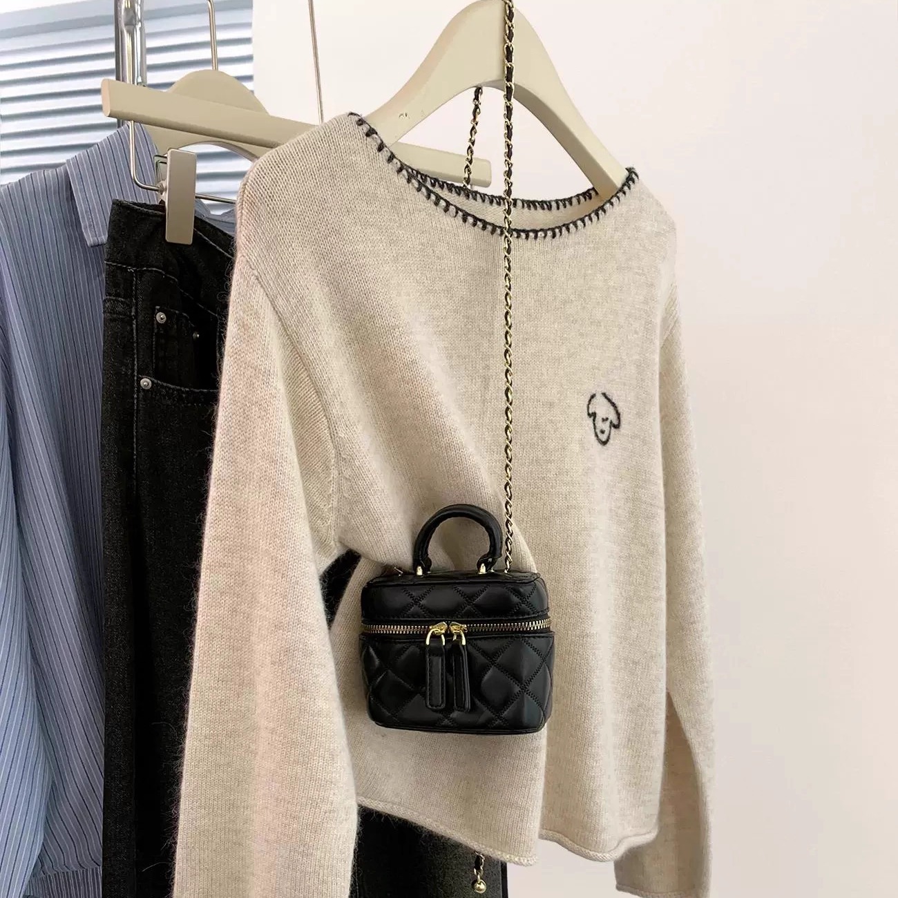 刺绣圆领长袖打底针织上衣女