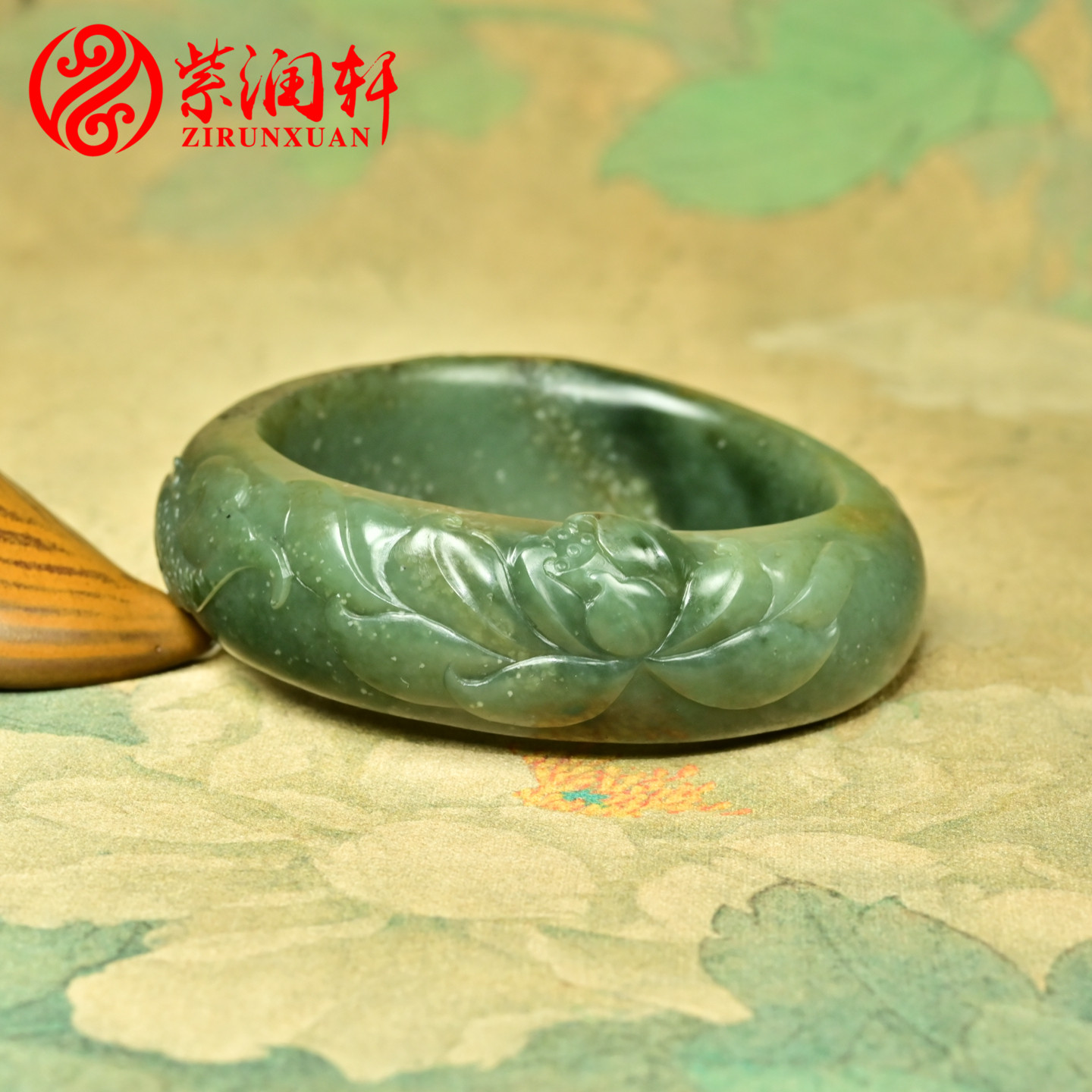 和田玉翠青手镯籽料聚翠莲花玉镯