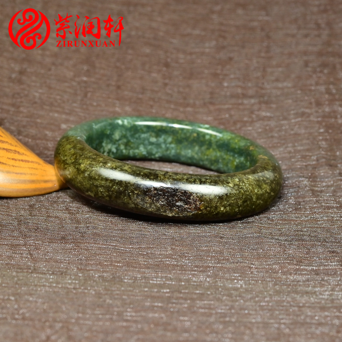 和田玉糖青籽料手镯黑皮飘粉沁花