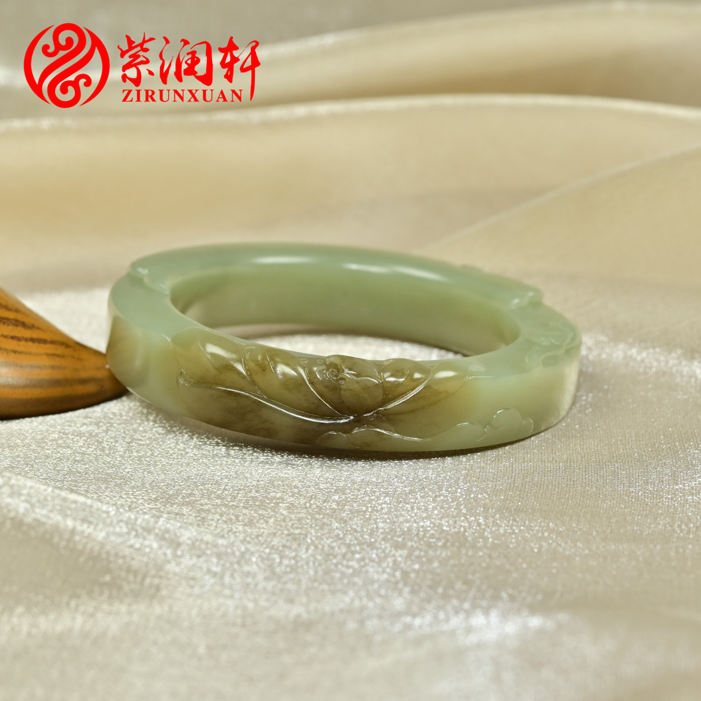 和田玉糖青白手镯且末料莲花镯子