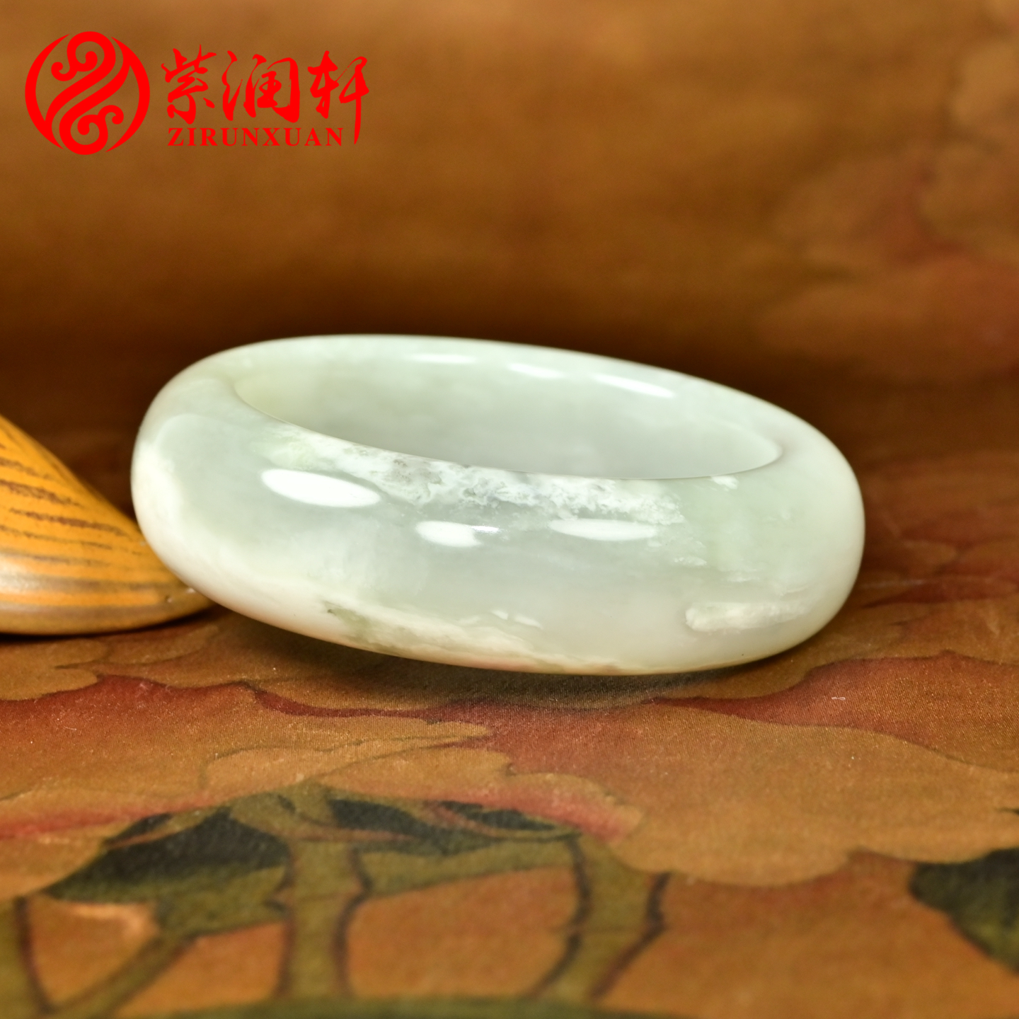 和田玉山流水手镯白玉飘白沁皮
