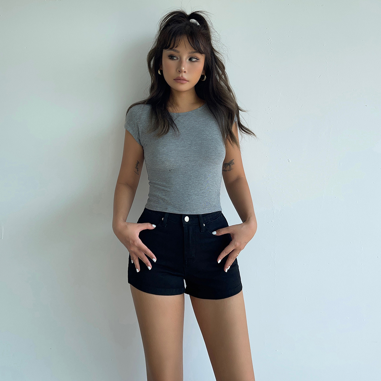 气质纯色短款露脐t恤上衣2024夏紧身修身短袖性感显瘦打底衫女