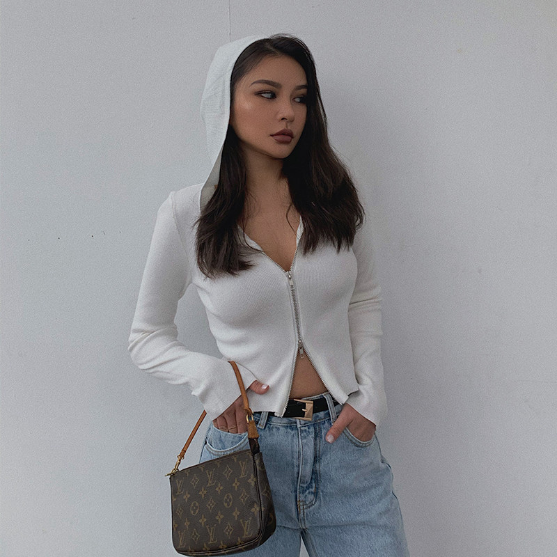 卡戴珊显身材好穿短外套针织衫