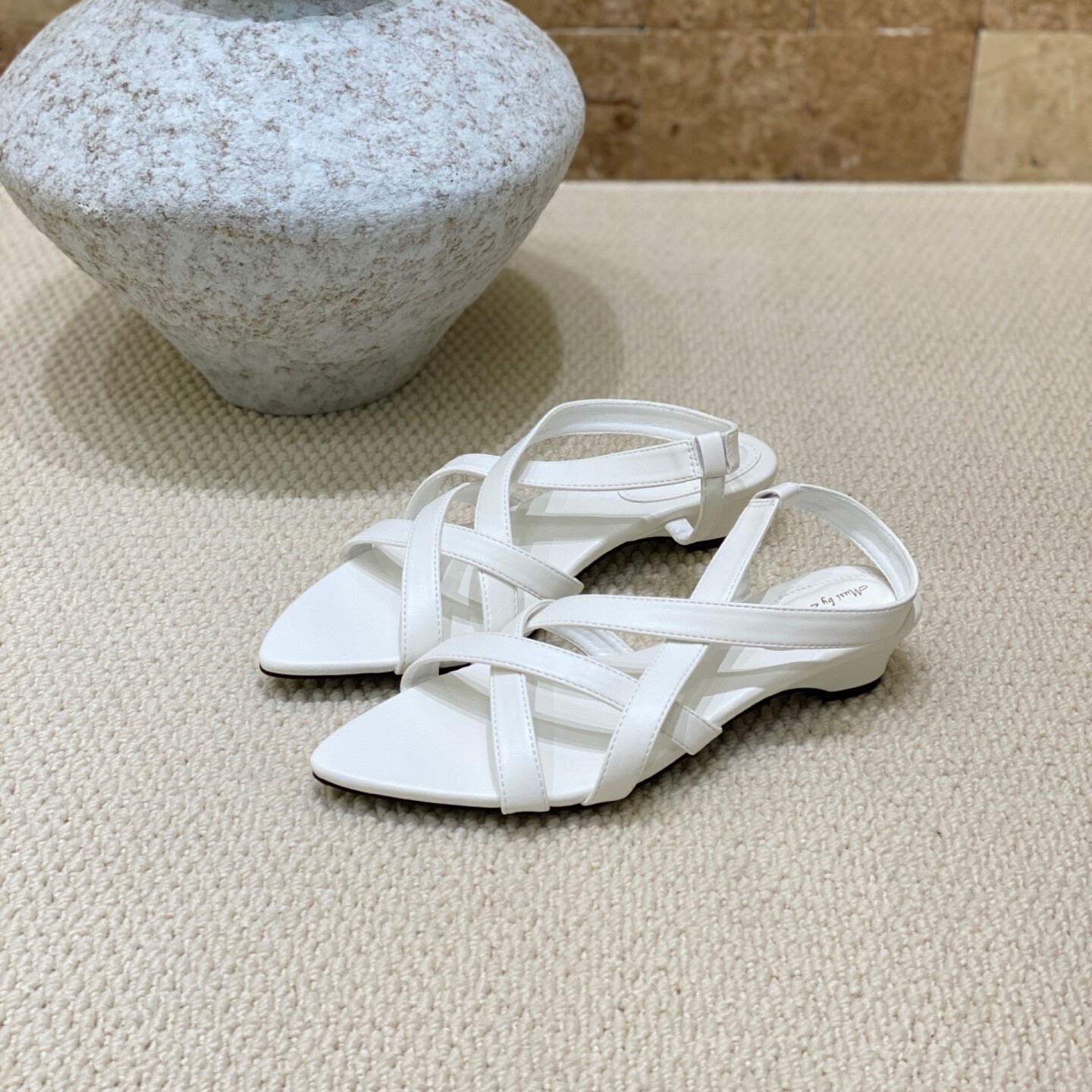 1314女鞋小众设计白色尖头交叉绑带凉鞋坡跟露趾百搭仙女风