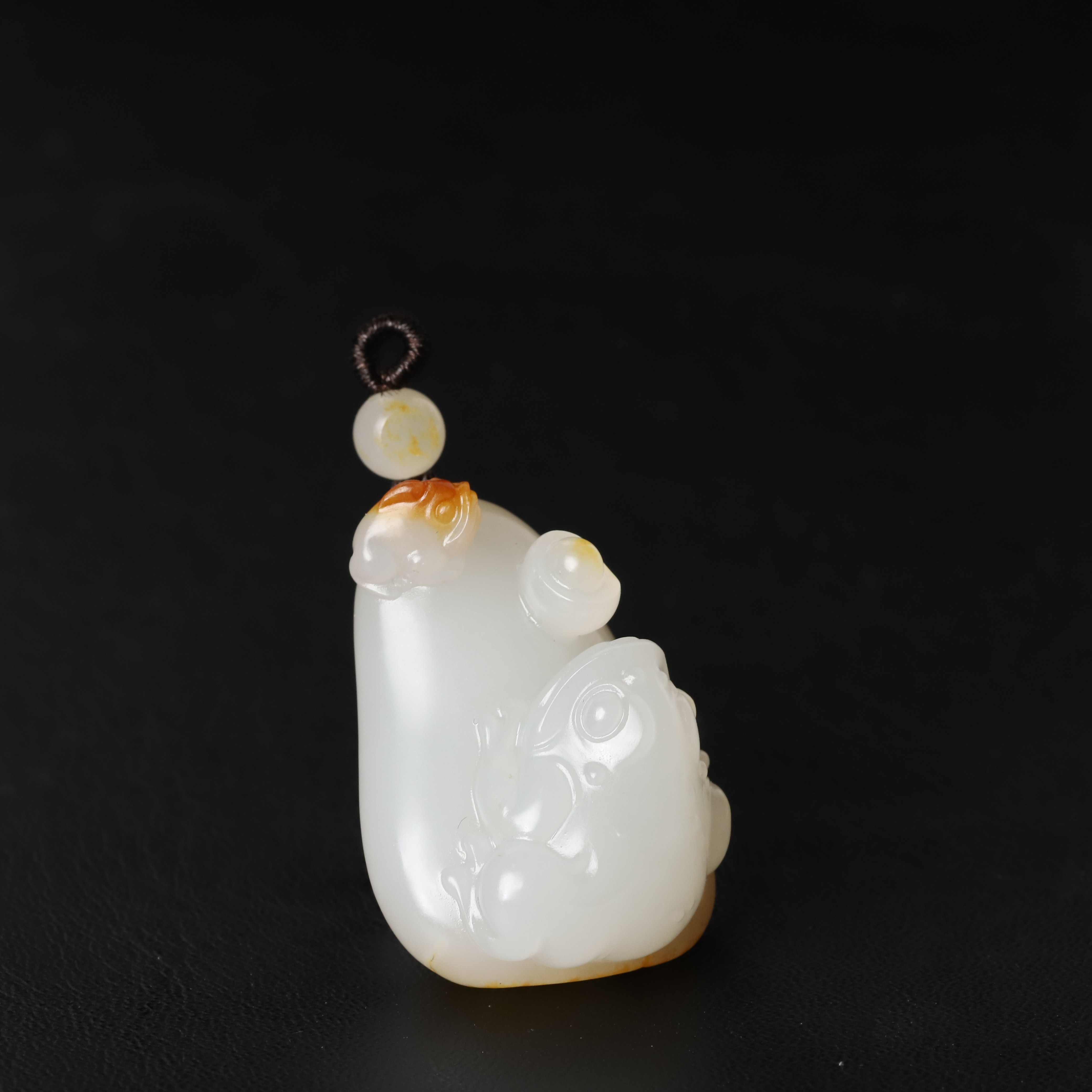 在售新疆和田玉独籽玉坠红皮籽料金蟾献宝满皮毛孔玉质干净