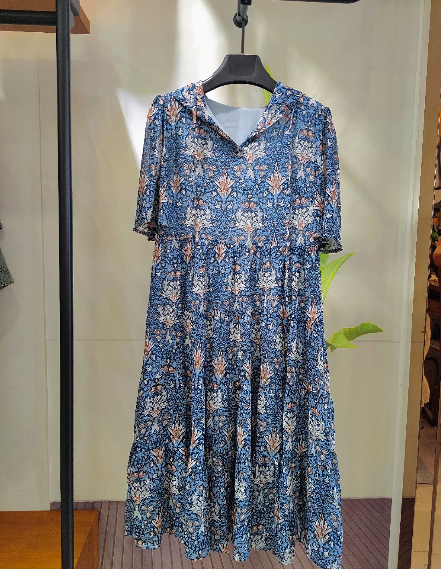 伊香飘影折扣店连帽立体喇叭袖碎花减龄洋气异域花卉烫银连衣裙