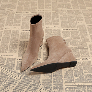 真皮坡跟尖头小短靴女2025秋冬季新款欧美风高级感平底增高瘦瘦靴