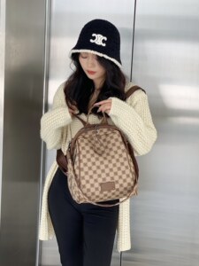双肩包女2024新款感真皮牛皮格纹大容量书包轻便旅游出行女士背包