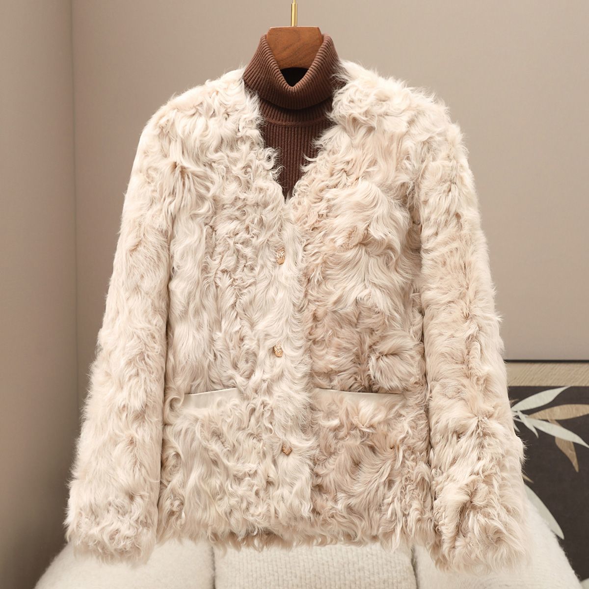 憨厚皇后2025秋冬季海宁新品V领小湖羊皮毛一体皮草外套