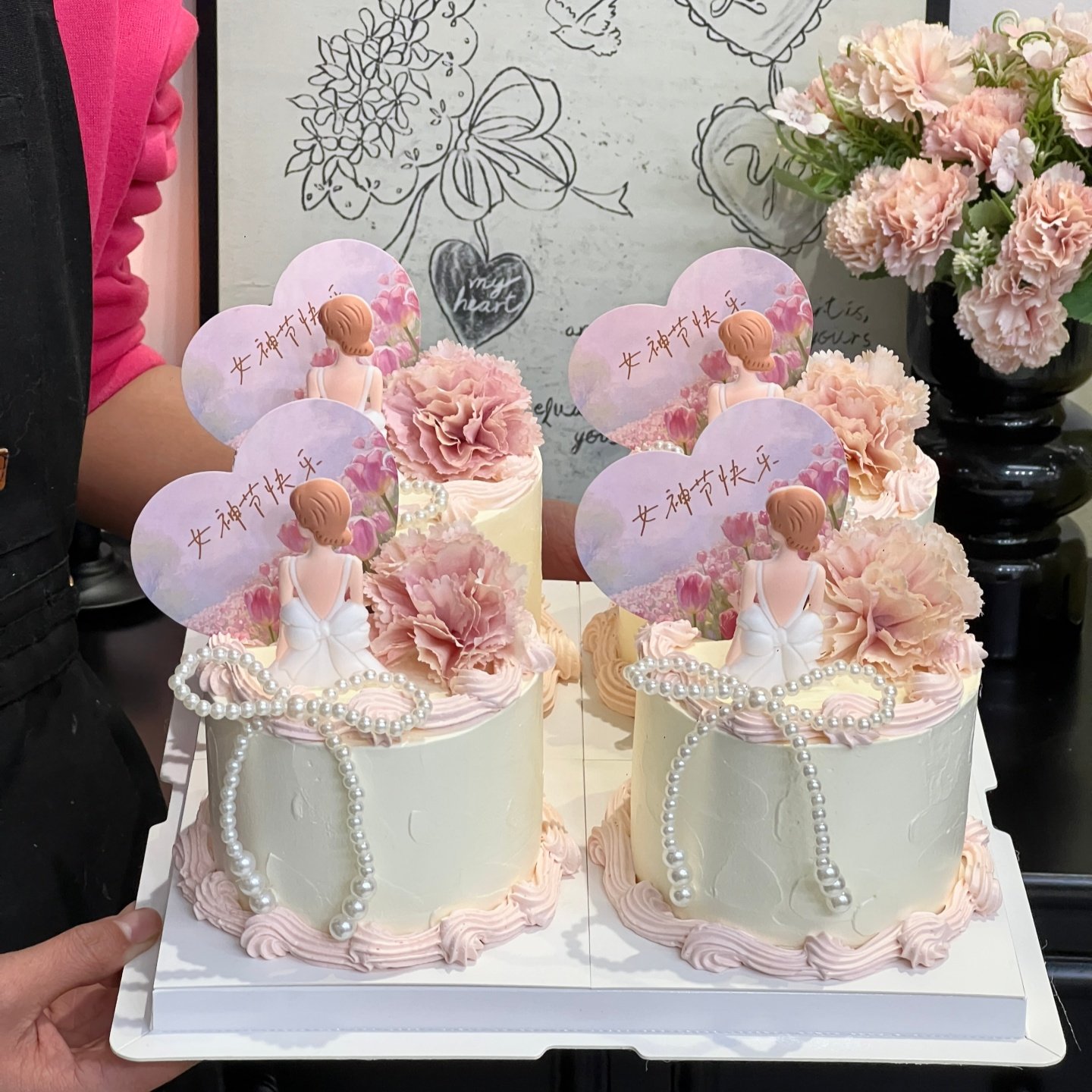 38女神节快乐爱心卡片蛋糕装饰插牌三八节女王背影康乃馨花束配件