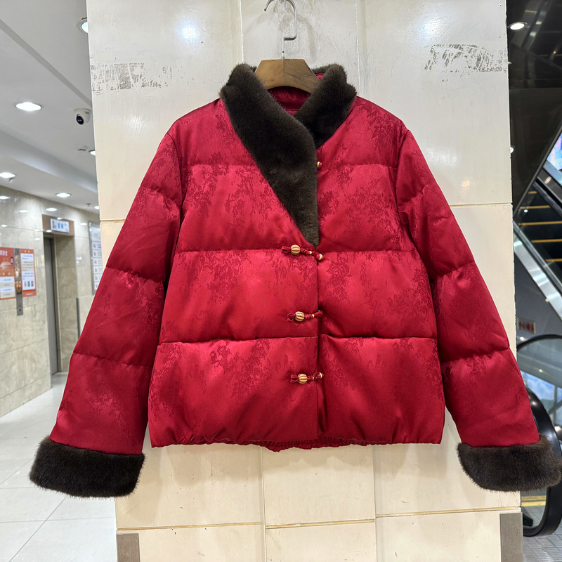 林依橱25B091 仿水貂毛立领袖口毛盘扣提花国风短装鹅绒羽绒服冬