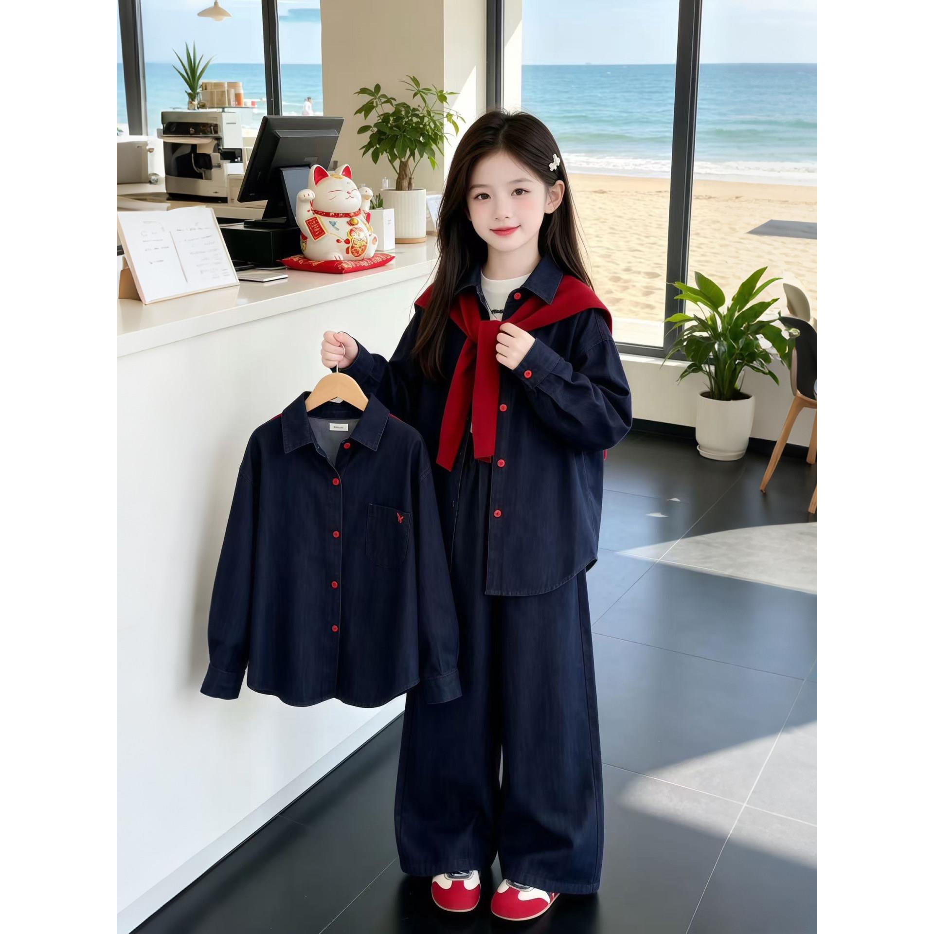 女童牛仔套装2026新款藏青翻领衬衫阔腿裤搭红色披肩儿童两件套潮