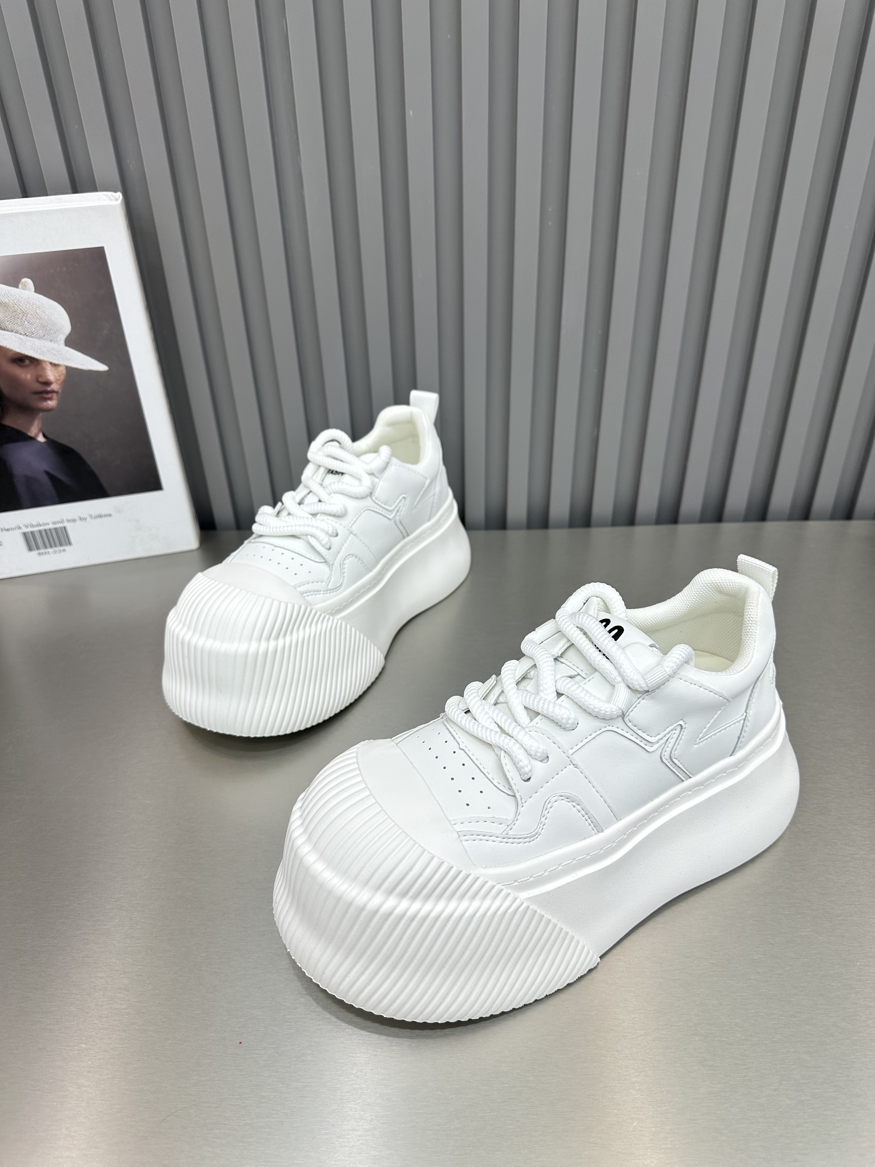 2026春季新款厚底大头面包鞋女松糕厚底丑萌可爱小白鞋板鞋舒适