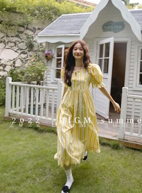 法式方领碎花连衣裙女夏季新款2022年温柔度假风收腰茶歇长款裙子