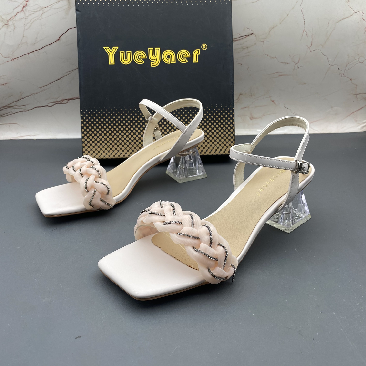 月芽儿品牌撤柜断码处理女鞋水晶跟中跟粗跟水钻露趾中空扣带凉鞋