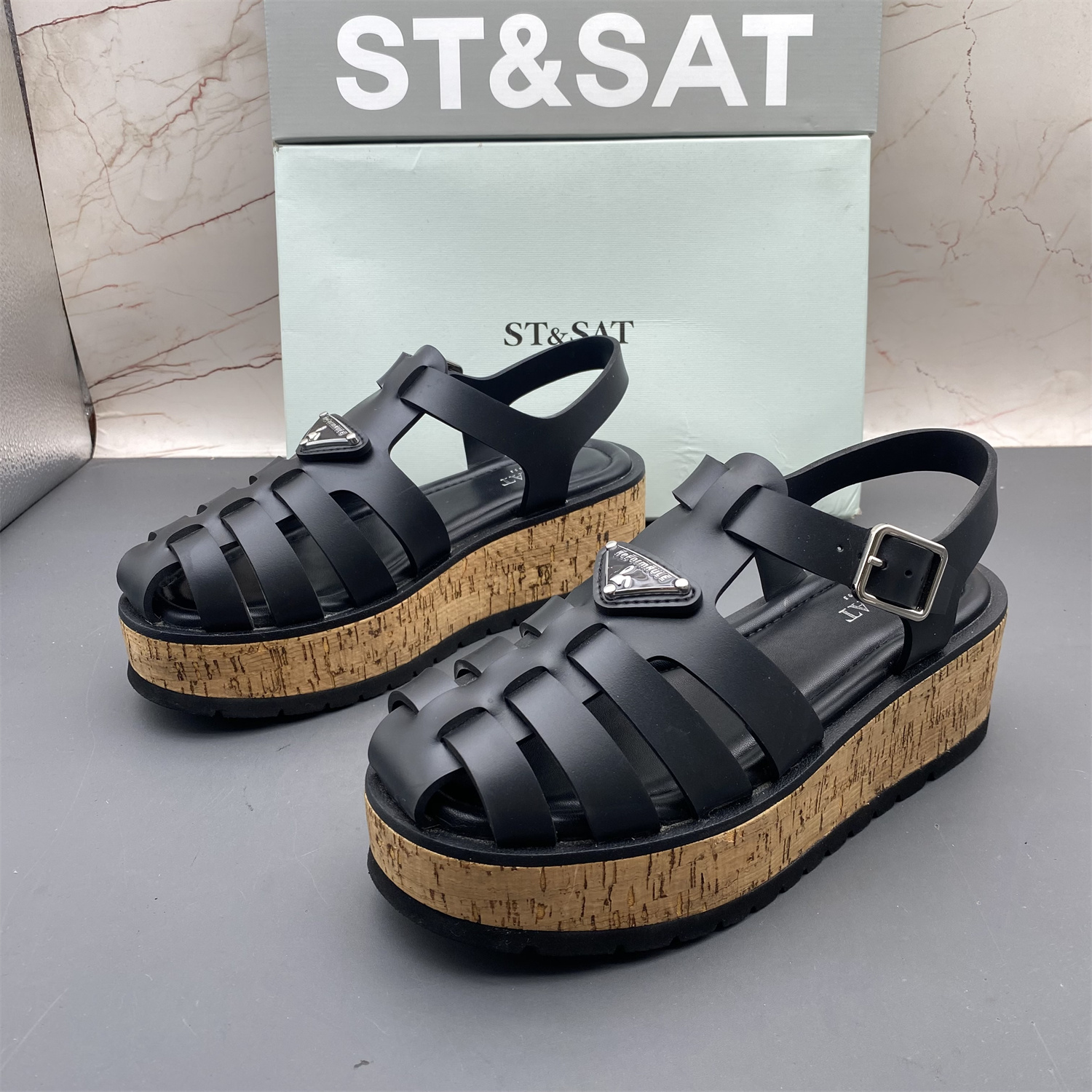 ST&SAT星期六撤柜断码处理女鞋平底防滑包头扣带后空休闲时尚凉鞋