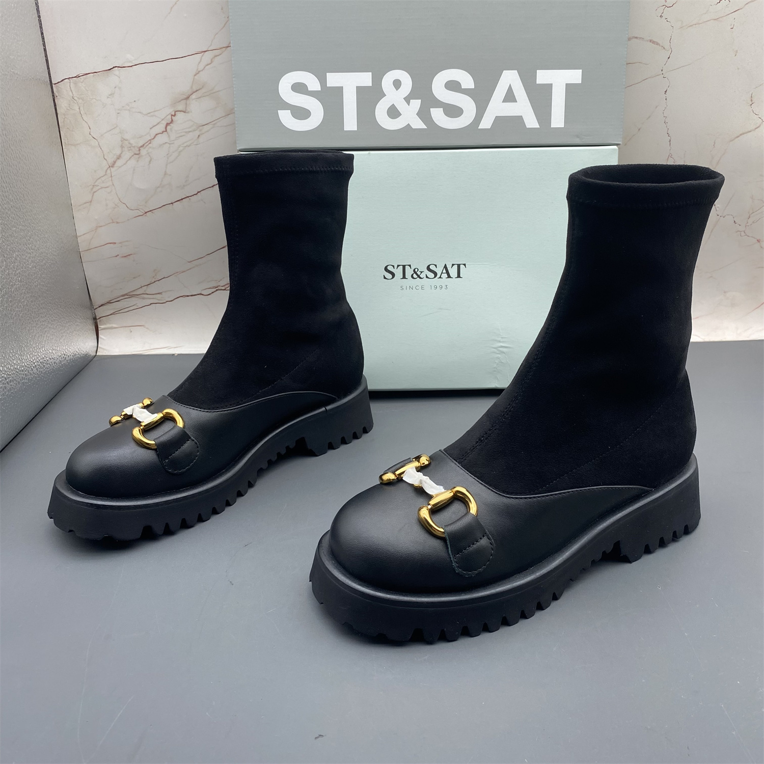 正品ST&SAT星期六撤柜断码牛皮女鞋圆头平跟防滑时尚套筒弹力短靴