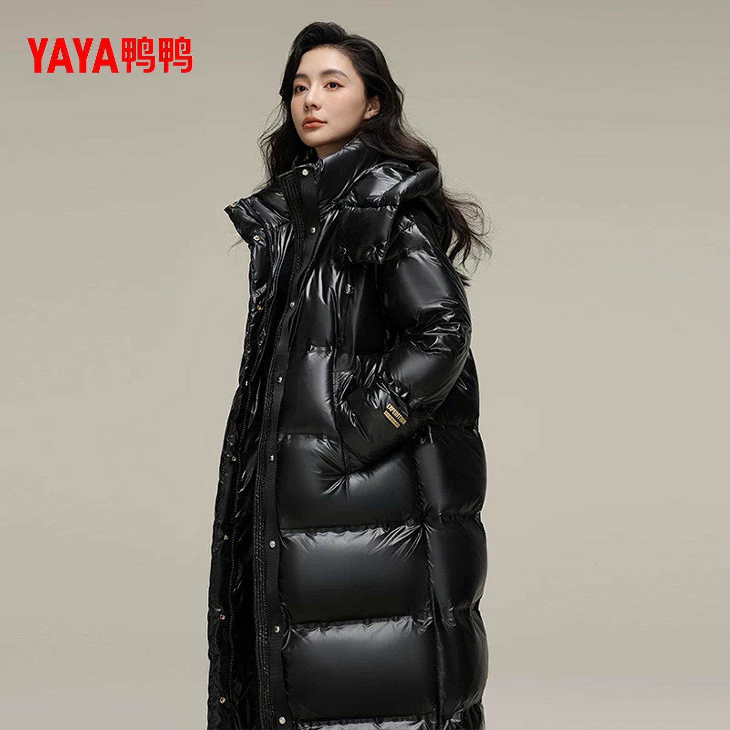 鸭鸭百搭长款连帽羽绒服女外套