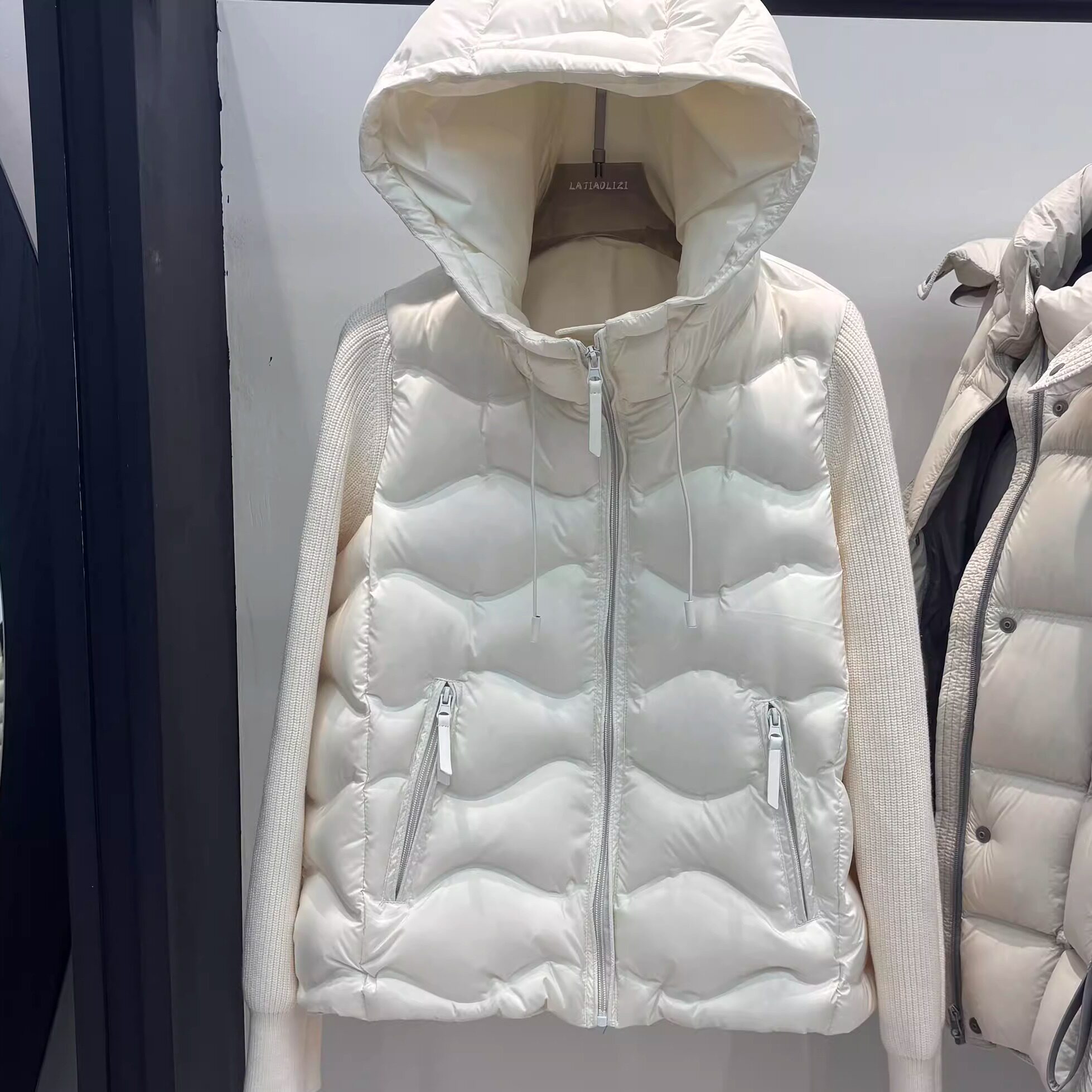 修身百搭短款户外保暖轻羽绒女
