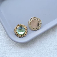 1 светло -зеленый бриллиант на золотой основе