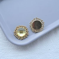 1 светло -желтый бриллиант на золотой основе