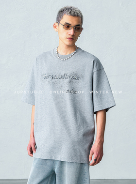 JUPSTUDIO休闲风短袖T恤男宽松圆领字母印花肌理感百搭潮流上衣