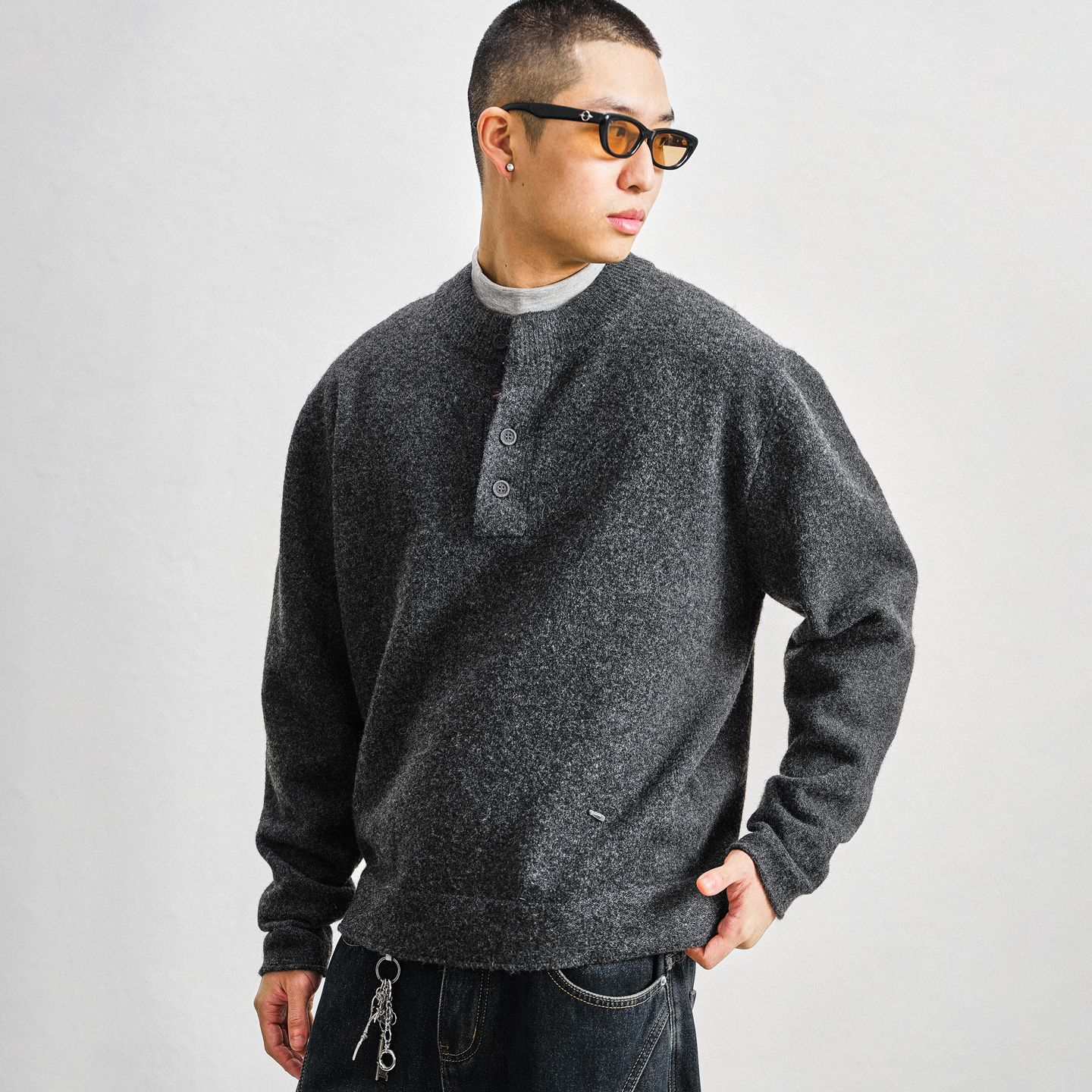 休闲风混纺保暖纯色套头毛衣男