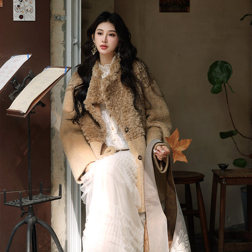 AZure仿羊羔毛拼接皮草中长大衣