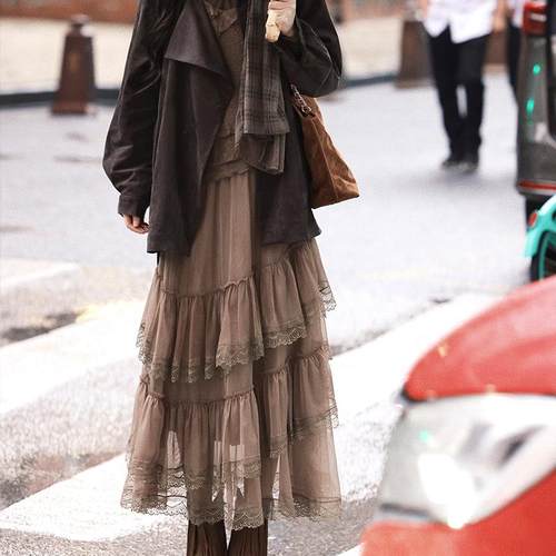 今年流行高级感剪裁中长款风衣