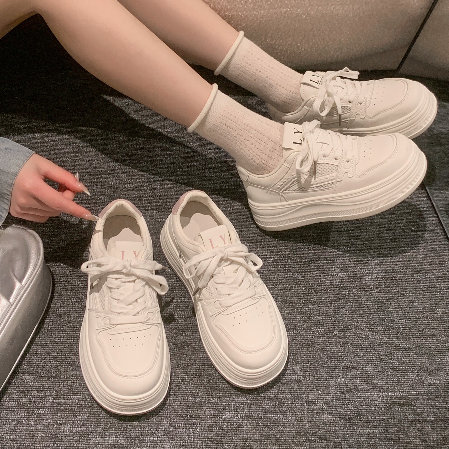 秋上新板鞋女款2026新款秋季流行图片