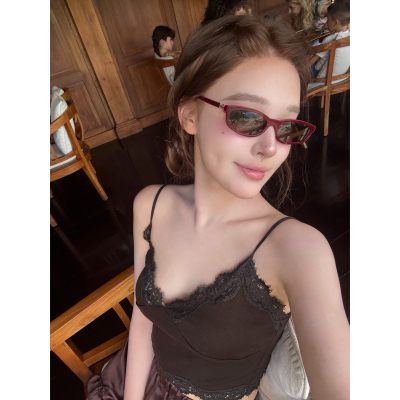 林悠 skm 千金风v领棕色显白吊带蕾丝短上衣棕色醋酸亮面花苞短裤