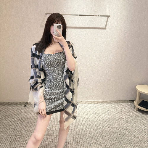 林悠【泰版小香短款重磅吊带连衣裙邻家女孩和贵气千金随意切换】