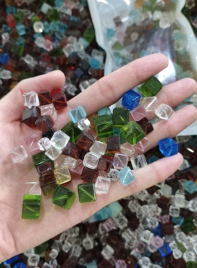 m560 7-12mm混色斜角孔方块玻璃珠一包一斤