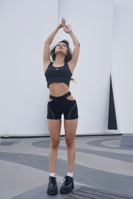 高腰运动高弹短裤镂空刺绣