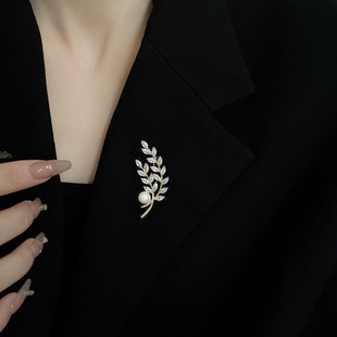 珍珠胸针女款2025新款西装别针胸花高端精致时尚高档奢华气质轻奢