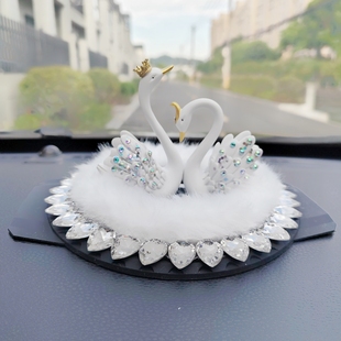 女生网红车载天鹅汽车摆件车内装饰用品高档可爱中控台内饰羽毛垫