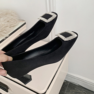 秋冬水钻方扣浅口单鞋女中跟绒面名媛气质婚鞋宴会鞋粗跟OL职业鞋