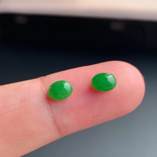 缅甸天然A货翡翠 冰糯种满绿果阳绿蛋面戒面一对L14